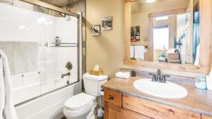 Ένα μπάνιο στο Forest Lane Hideaway - Luxurious Family Friendly Home w Private Hot Tub +58 φωτογραφίες