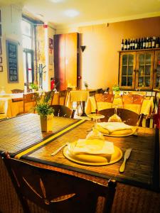 a wooden table with yellow plates and napkins on it at Abrigo da Estrela in Covilhã