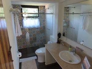 y baño con lavabo, aseo y ducha. en Hotel Casa Portones, en San Bernardo