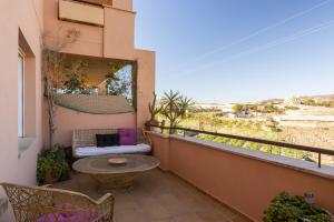 een balkon met een tafel en stoelen en uitzicht bij Piso Peñoncillo in Torrox