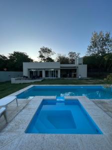 una piscina frente a una casa en Espacio Silvestre (Casa Premium) en La Granja