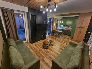 uma sala de estar com um sofá e uma sala de jantar em Mavrovo ski apartment em Mavrovo