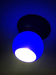 uma luz azul e branca pendurada no tecto em La Casa de Bonela em Casarabonela