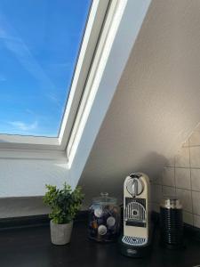 a toaster sitting on a counter next to a window at Eindrucksvolles Gruppen– und Monteursloft in Edingen-Neckarhausen