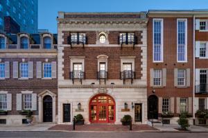 um grande edifício de tijolos com uma porta vermelha em The Franklin on Rittenhouse, A Boutique Hotel em Filadélfia