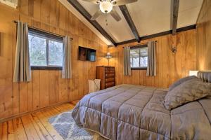 Postel nebo postele na pokoji v ubytování Stonewood Lodge Home with Deck in Glenville!