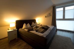 ein Schlafzimmer mit einem Bett und einem großen Fenster in der Unterkunft Ferienwohnung Nahrstedt in Waldeck