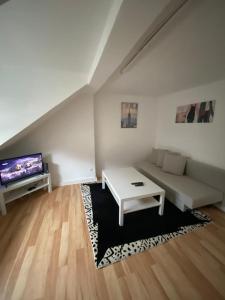 sala de estar con sofá y mesa de centro en Apartment for rent 1, en Celle