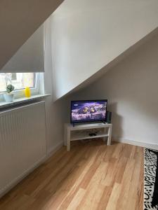 un soggiorno con TV a schermo piatto su un tavolo di Apartment for rent 1 a Celle