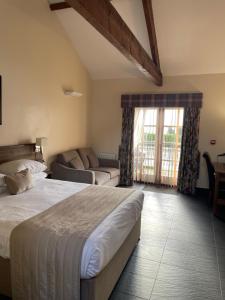 Letto o letti in una camera di Kings Croft Hotel