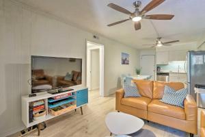 Μια τηλεόραση ή/και κέντρο ψυχαγωγίας στο Hilton Head Condo with Covered Balcony and Pool Access