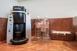 Příslušenství pro přípravu čaje a kávy v ubytování Spindrift Inn
