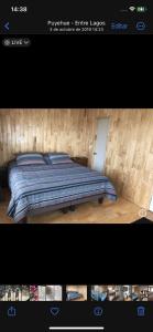 Una foto de una cama en una habitación en Cabañas Tinajas hidromasaje Chanlelfu en Puyehue