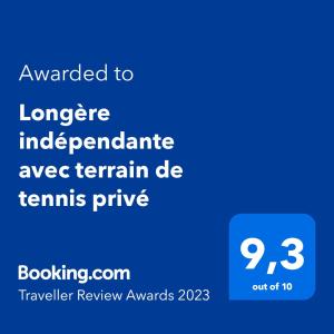 une capture d'écran d'un téléphone avec le texte attribué à un terrain moyen indépendant plus long dans l'établissement Longère indépendante avec terrain de tennis privé, à Saint-Maugan