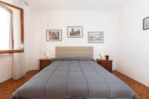 Casa al Ventoにある[Volterra] Relax Apartament W/ Beautiful Viewのベッドルーム1室(大型ベッド1台、ナイトスタンド2台付)