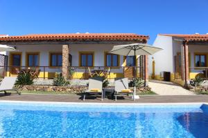 eine Villa mit einem Pool und einem Haus in der Unterkunft Quinta das Alfambras in Aljezur