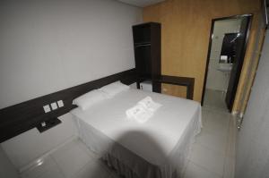 1 dormitorio con 1 cama con 2 toallas en La Bella Hotel, en Imperatriz