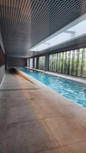 una piscina de agua azul en un edificio en Studio SP ao lado Shopping Frei Caneca, en São Paulo