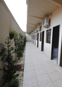 an empty hallway of a building with a walkway at La Bella Hotel in Imperatriz