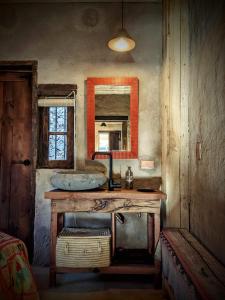 ein Bad mit einem Waschbecken und einem Spiegel in der Unterkunft Espacio Adobe - Hostal Boutique in Diego de Almagro