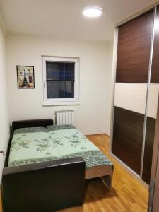 Tempat tidur dalam kamar di Apartman - Hani