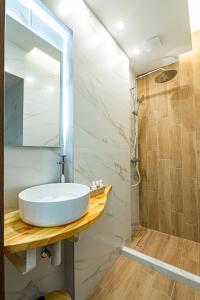 La salle de bains est pourvue d'un lavabo et d'une douche. dans l'établissement Venus, à Thessalonique