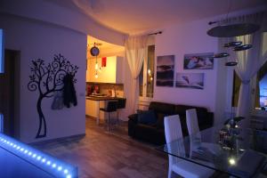 een woonkamer met een bank en een eetkamer bij Alloggio incantevole in trastevere in Rome