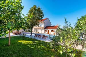 - une vue sur l'arrière-cour d'une maison dans l'établissement MY DALMATIA - Holiday home Zara with private swimming pool, à Stankovci