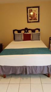 una camera da letto con un grande letto con lenzuola bianche di WINS On The Beach (@ Sandcastles Resort) a Ocho Rios