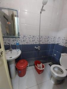 a bathroom with a toilet and a sink at City Center Guest house and Hostel in Aswan