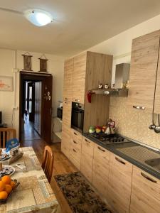 een keuken met houten kasten en een tafel met sinaasappels erop bij Casa C&S in Mascali