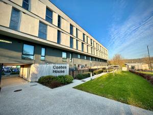 un edificio con un cartel que lee casa de contactos en Serviced Apartments Nailsea en Nailsea