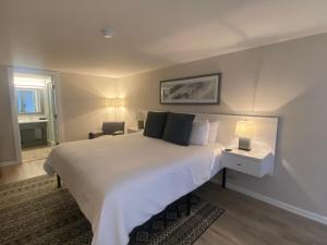 Un pat sau paturi într-o cameră la Tilghman Island Inn