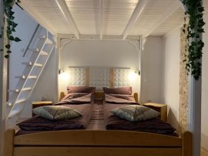 una camera con due letti e una scala di ABC Apartment a Budapest