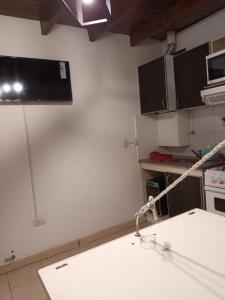 cocina con nevera blanca y encimera en Departamento Zanzin en Mendoza