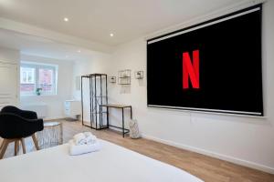 Fotografia z galérie ubytovania NG SuiteHome - Lille I Roubaix Gare I Lorraine - Maison 2 chambres - Balnéo - Netflix - Wifi - Jardin v destinácii Roubaix