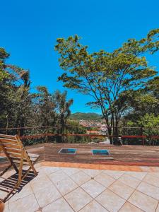 un banco de madera en la parte superior de un patio en Casa na Montanha Experiência na Natureza, en Florianópolis