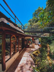 - Vistas al exterior de una casa con pasarela en Casa na Montanha Experiência na Natureza, en Florianópolis