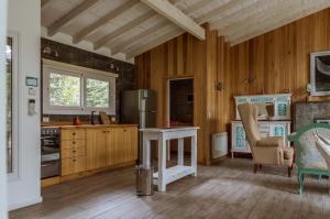 uma cozinha com um frigorífico e uma mesa em BOG Nórdica 3 em Villa La Angostura