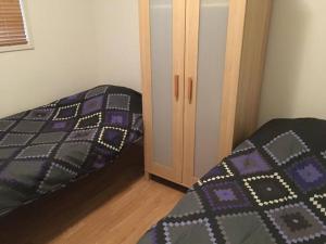 ein Schlafzimmer mit einem Bett neben einem Schrank in der Unterkunft Heerlijk huis in een prachtige bosrijke omgeving. in Putten + 11 Fotos