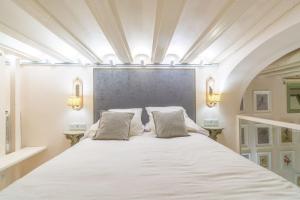 Postel nebo postele na pokoji v ubytování Judería de Sevilla II - Luxury Apartments