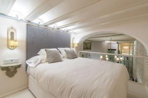 Postel nebo postele na pokoji v ubytování Judería de Sevilla II - Luxury Apartments