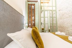 Postel nebo postele na pokoji v ubytování Judería de Sevilla II - Luxury Apartments