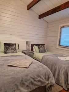 Postel nebo postele na pokoji v ubytování Kozy Kabin + 58 fotografií