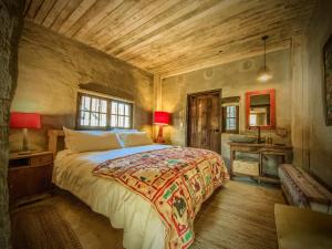 a bedroom with a large bed in a room at Espacio Adobe - Hostal Boutique in Diego de Almagro