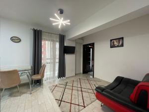 una sala de estar con un sofá y una mesa en River Place Apartment - Iulius Mall, en Iaşi
