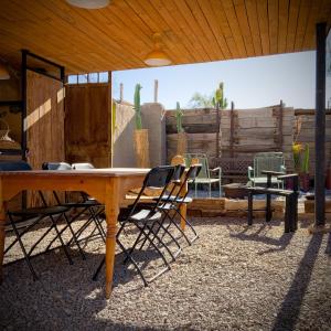 una mesa y sillas en una habitación con patio en Espacio Adobe - Hostal Boutique, en Diego de Almagro