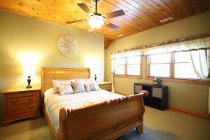 Un ou plusieurs lits dans un hébergement de l'établissement Private Pet Friendly 4 Bedroom Deluxe Vacation Home, Close To Waterville Valley Resort! - Wv68t