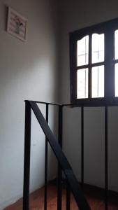 Una escalera en una habitación con ventana en Tym en Salta