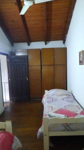 1 dormitorio con 1 cama con armarios de madera y techo en Tym en Salta